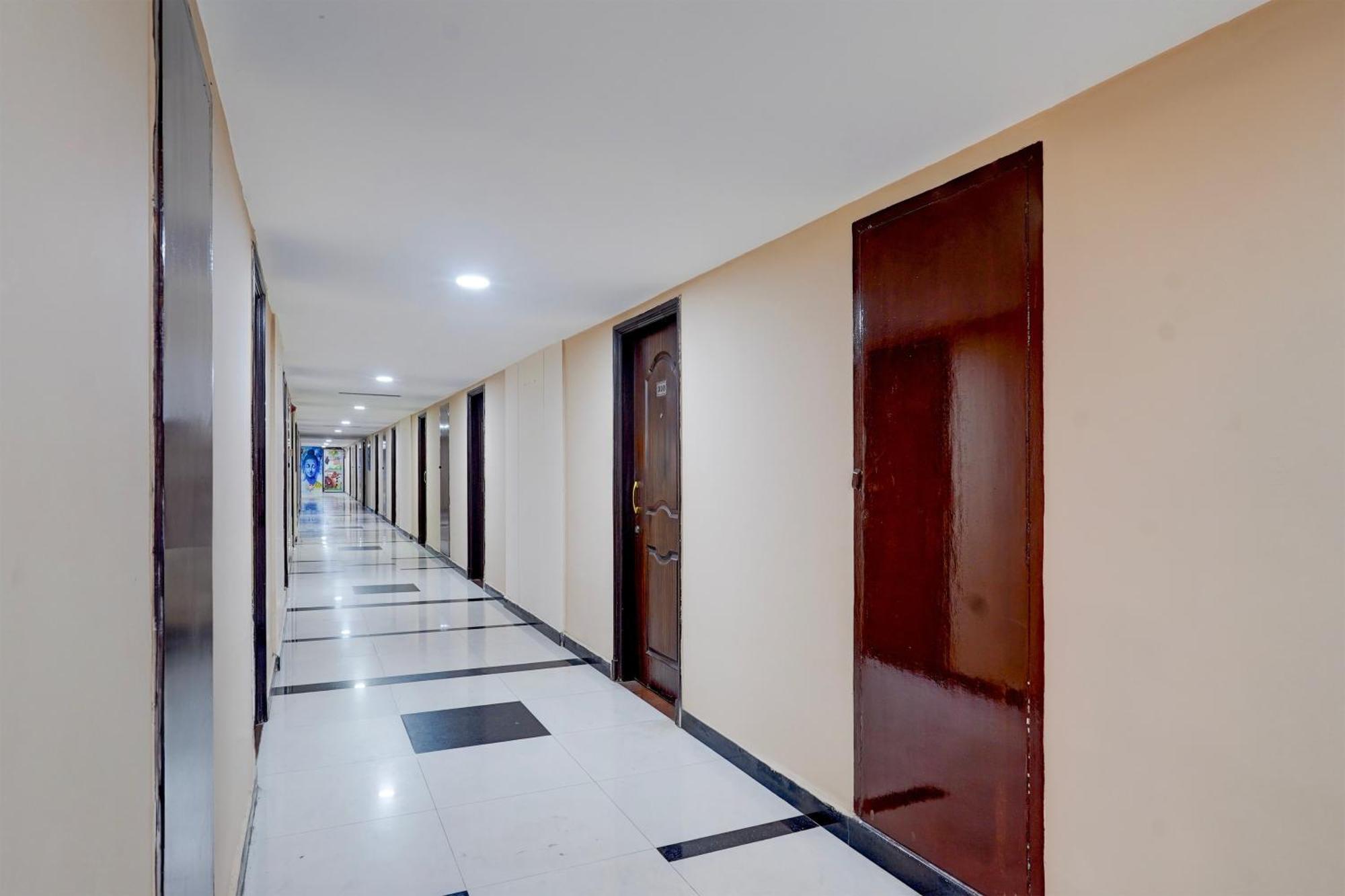 Super Townhouse Koyambedu Hotel Chennai Exterior photo