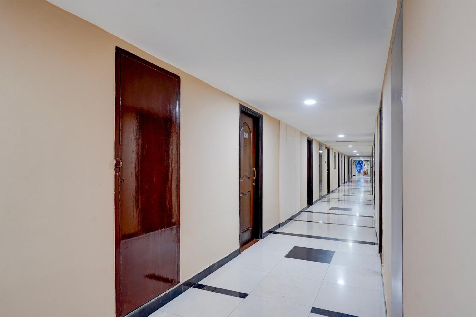 Super Townhouse Koyambedu Hotel Chennai Exterior photo
