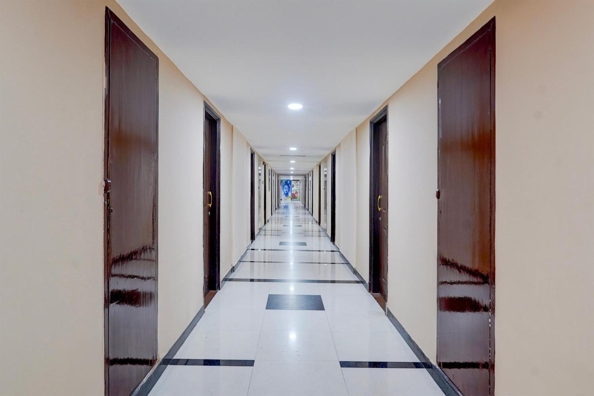 Super Townhouse Koyambedu Hotel Chennai Exterior photo